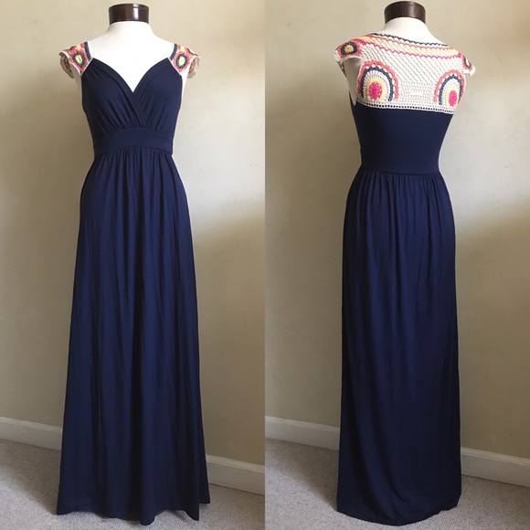 Beautiful Deep Décolleté Crochet Dress - Picture 2 of 6